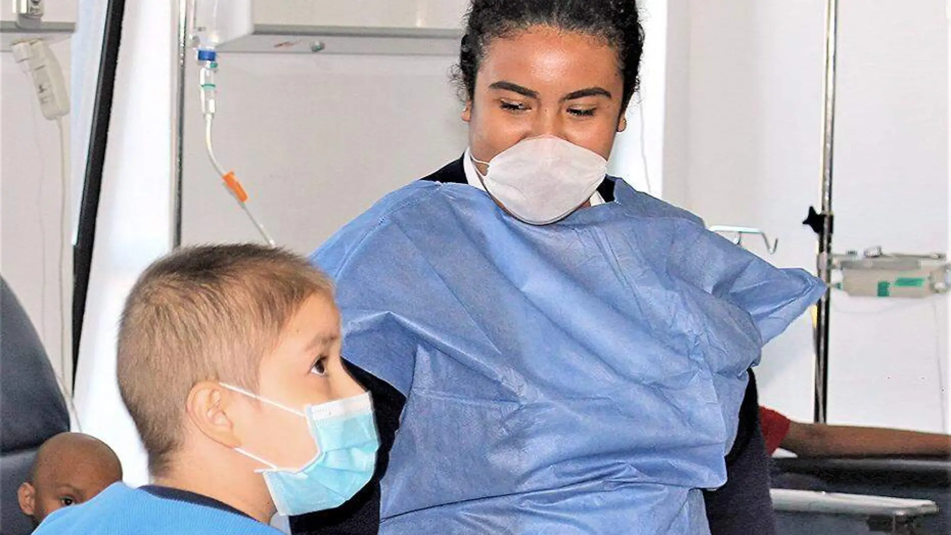 mujer y niño con cubrebocas